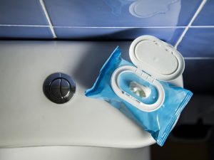 Dugulást okozó törlőkendő a WC-ben